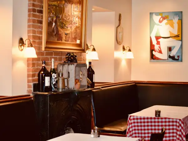 benchroom dining area
