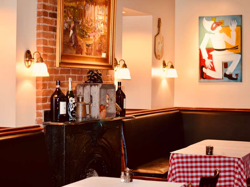 benchroom dining area